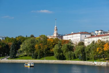 Svisloch nehir ve Beyaz Rusya Minsk şehir merkezinde yeşil park Panorama görünüm