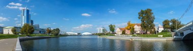 Minsk, Beyaz Rusya - 27 Eylül 2017: Panorama görünümünü Svisloch riverwith Traetskae Pradmestse (Trinity banliyösü) ve Minsk şehir merkezinde yeni modern binalar.