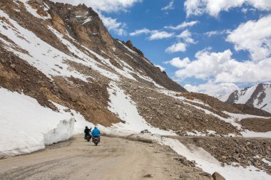 Khardung La bisikletçileri grubu geçmek dünya en yüksek motorable yol Ladakh, Hindistan