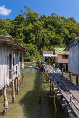 Tepedeki evlerinde Baan Aoyai salata Limanı ve balıkçı köyü Koh Kood Island, Tayland tarihinde