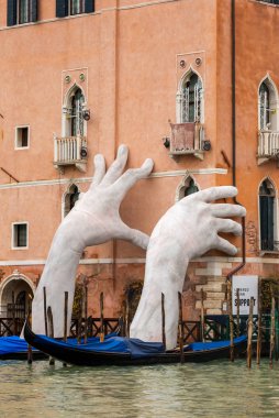 Venice, İtalya - 22 Mart 2018: Dev artış büyük bina Venedik'te desteklemek için kanal sudan eller. Bu güçlü rapor iklim değişikliği sanatçı Lorenzo Quinn. Venedik yerler.