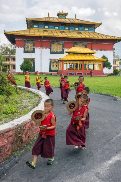 Gangtok Indien Mai 2017 Unbekannte Junge Buddhistische Novizenmönche Traditionellen Roten — Stockfoto