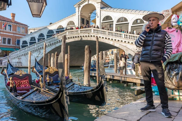 Venice Italy March 2018 Gondola Parking Famous Realto Bridge Grand — Stock Photo, Image