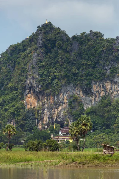 老挝万荣的农田和岩层景观 万荣是石灰岩岩溶景观中的一个受欢迎的冒险旅游目的地 — 图库照片