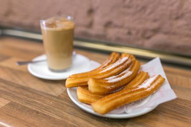 Tatlıları ve süt kahve geleneksel İspanyol churreria Barcelona, İspanya.