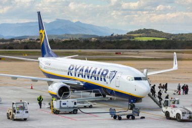 Girona, İspanya - 29 Mart 2018: Ryanair havayolu uçak Boeing 737 Girona havaalanına güneşli gün içinde