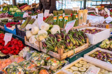 Venice, İtalya - 22 Mart 2018: Venedik'teki Rialto pazarı, sebze