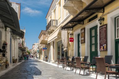 Main Street mağaza ve kafe Chora kasabada Andros Adası, Kiklad Adaları, Yunanistan'yürüyüş.