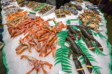 Barcelona içinde belgili tanımlık çarşı, taze deniz ürünleri. İspanya