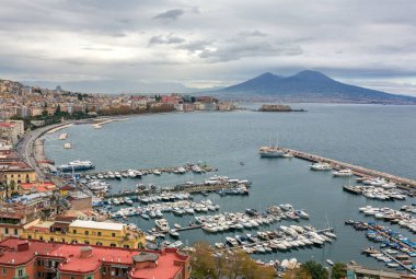 Napoli, Napoli Körfezi ve Vezüv limanda görünümünü Panoraması. Campania Bölge. İtalya. Bulutlu gün