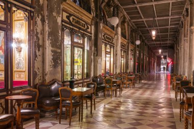 Venice, İtalya - 20 Mart 2018: Cafe Florian Piazza San Marco Venedik bulunan bir kahve evidir. Önemli bir turistik merkezi konumu ve geleneksel İtalyan tarzı nedeniyle olduğunu