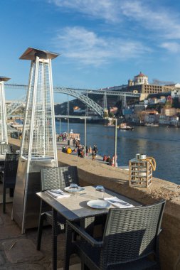 Cafe Ponte dom güzel bir manzaraya ile nehir Douro kıyısında Luis köprü Porto, Portekiz