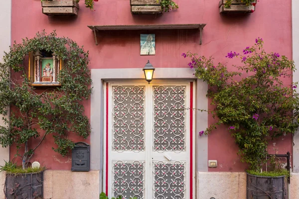 Krásné Vchodové Dveře Květinami Katolické Ikony Neapoli Itálie — Stock fotografie