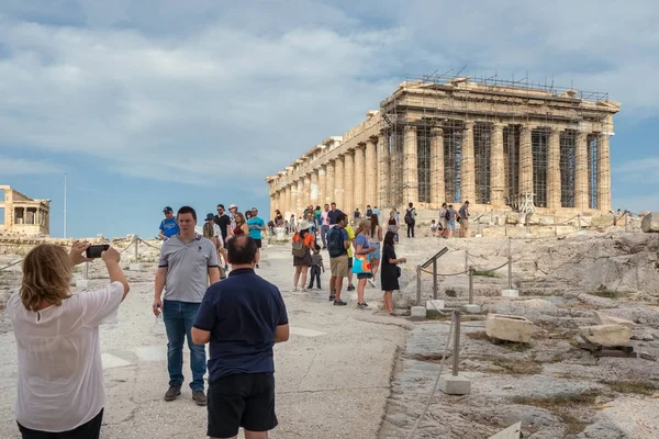 Atenas Grécia Junho 2018 Turista Visitando Partenon Acrópole Ruína Atenas — Fotografia de Stock