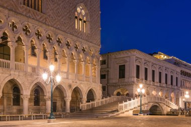 Doge Sarayı'nda San Marco geceleri kare Venedik, İtalya