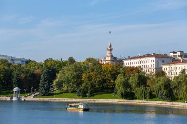 Sonbahar görünümü Svisloch nehir ve yeşil park Minsk şehir merkezinde, Beyaz Rusya