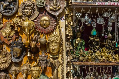 Manali, Hindistan - 26 Mayıs 2017: Geleneksel Hatıra Eşyası ve gümüş jewelleries Hint Dükkanı