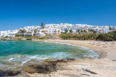 Sandy beach Naoussa Paros Adası, Kiklad Adaları, Yunanistan'ın inanılmaz sakin su ile.
