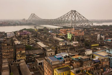 Güzel kenti Kolkata Howrah bridge Hooghly nehrinde günbatımı sırasında ile.