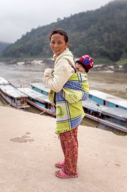 Pak Beng, Laos - 26 Ocak 2017: Tanımlanamayan Laos anne ve çocuk köyün Pak Beng Laos Mekong Nehri üzerinde. Laos hayatımızda köylerde nüfusun neredeyse yüzde 70'i