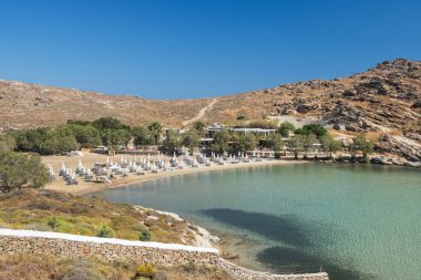 Sandy beach Paros Adası, Kiklad Adaları, Yunanistan inanılmaz sakin su ile.