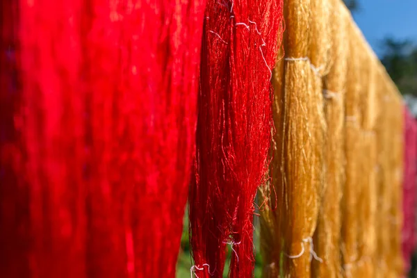 Tecido Colorido Pendurado Para Secar Após Processos Tradicionais Tintura Luang — Fotografia de Stock