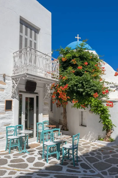 Przytulna Kawiarnia Świeżym Powietrzu Tradycyjny Grecki Kościół Piękne Wąska Ulica — Zdjęcie stockowe