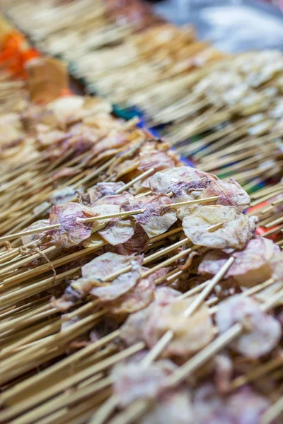 タイのストリート マーケットに乾燥イカの棒のクローズ アップ 伝統的なタイ屋台料理 — ストック写真