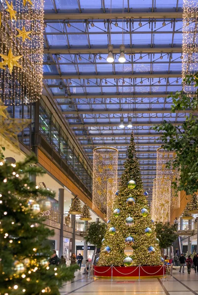 Berlin Germany December 2017 Christmas Tree Arkaden Shopping Mall Potsdamer — Zdjęcie stockowe