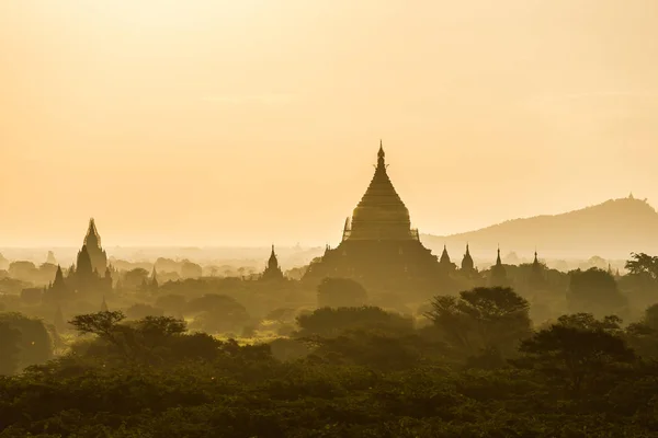 缅甸日出时的老巴甘宝塔和寺庙 — 图库照片