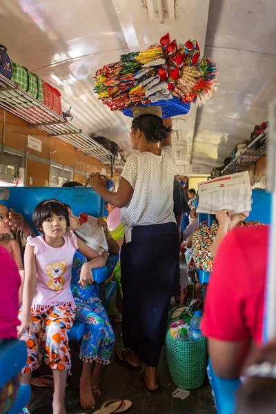 Mandalay Myanmar Oktober 2016 Burmesische Frau Verkauft Schlangen Zug Zwischen — Stockfoto