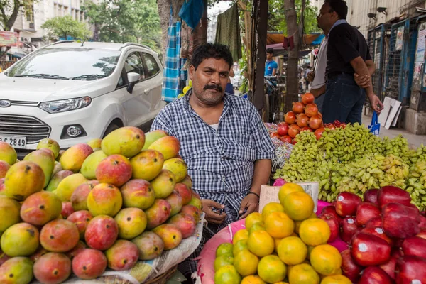 Kolkata India April 2017 Unidentified Fruit Verkoper Verkopen Vruchten Straat — Stockfoto