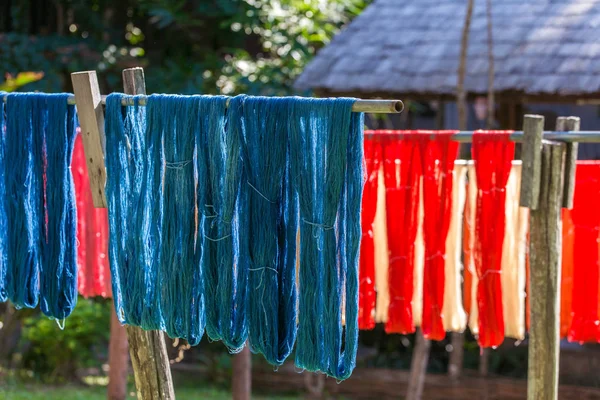 Kleurrijke Stof Hangen Drogen Het Traditionele Kleurstof Processs Luang Prabang — Stockfoto