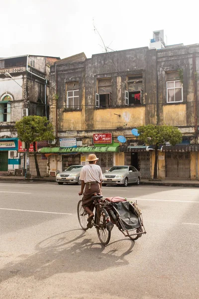 Yangon Myanmar Setembro 2016 Bycicle Rikshaw Nas Ruas Yangon Birmânia — Fotografia de Stock