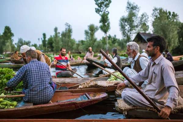 Srinagar Índia Junho 2017 Vendedores Vegetais Não Identificados Levando Seus — Fotografia de Stock