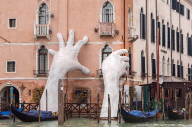 Venice, İtalya - 22 Mart 2018: Dev artış büyük bina Venedik'te desteklemek için kanal sudan eller. Bu güçlü rapor iklim değişikliği sanatçı Lorenzo Quinn. Venedik yerler.
