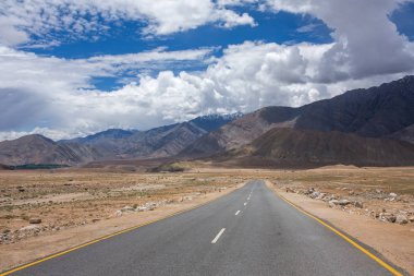 Himalaya Dağları Ladakh, Kuzey Hindistan'boş yolda. Yol gezi konsepti