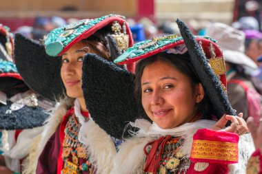 Lamayuru, Hindistan - 19 Haziran 2017: etnik kostümleri ve turkuaz taşlarla Geleneksel Ladakhi headdress giyiyor tanımlanamayan Zanskari kadın Perakh Lamayuru, Ladakh, Hindistan Budist festival sırasında dans Perak denir