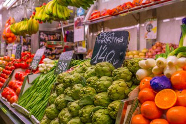 Mercat de Sant Josep de la Boqueria, Barselona, İspanya, Ciutat Vella İlçesi'nde büyük bir ortak pazar. Yeşil enginar görünümünü kapat