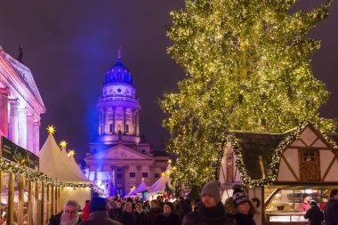 Berlin, Almanya - 6 Aralık 2017: Dekore edilmiş kabinleri ve Gendarmenmarkt Noel pazarı Noel ışıkları.