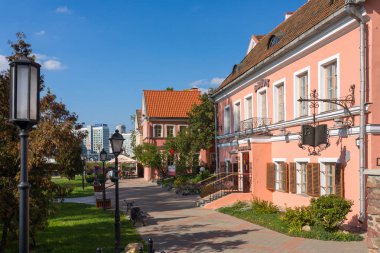 Minsk, Beyaz Rusya - 27 Eylül 2017: Traetskae Pradmestse (Trinity banliyösü) - Minsk, Beyaz Rusya'nın tarihi merkezi