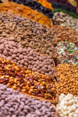 Kurutulmuş meyve ve fındık Mercat de Sant Josep de la Boqueria, Barselona, İspanya, Ciutat Vella İlçesi'nde büyük bir ortak Pazar.