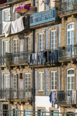 Portekiz Porto şehir cepheler üzerinde Portekizce fayans azulejo ile güzel eski binalar üzerinde cadde görünümü