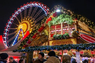 Berlin, Almanya - 7 Aralık 2017: Noel piyasasında Alexanderplatz, Berlin, Almanya