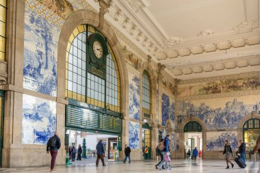 Porto, Portekiz - 12 Ocak 2018: İnsanlar Sao Bento Tren İstasyonu'na giriş. 1905-1916 kalma yaklaşık 20.000 azulejo taşla süslenmiş