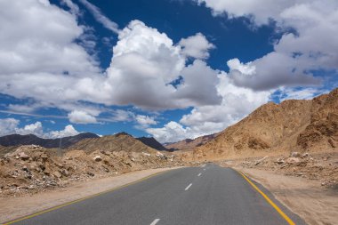 Himalaya Dağları Ladakh, Kuzey Hindistan'boş yolda. Yol gezi konsepti