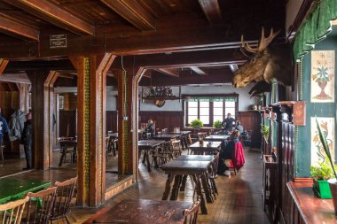 Karpacz, Polonya - 31 Mart 2018: İç turistik sığınak, Strzecha Akademicka veya Hampelbaud, Polonya'da Karkonosze dağlarda.