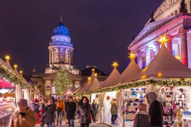 Berlin, Almanya - 6 Aralık 2017: Dekore edilmiş kabinleri ve Gendarmenmarkt Noel pazarı Noel ışıkları.