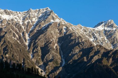 Himachal Pradesh eyaletinde, Hindistan Kullu vadide büyük Himalaya aralığından bir bakış. Manzara kar dağların kaplı