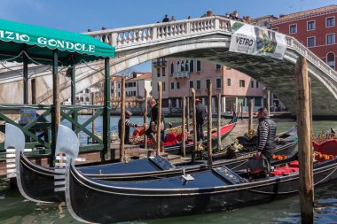 Venice, İtalya - 23 Mart 2018: Gondol Park Grand Canal Venedik'teki ünlü Realto köprüde Servizio Gondole işareti ile yakın